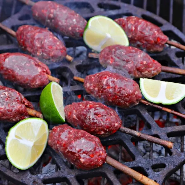 Sate lilit -vartaissa jauheliha puristetaan tiukaksi palluraksi tikun ...